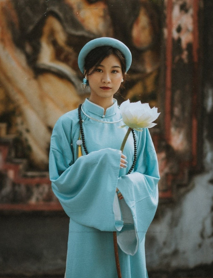 Lop chuyen Van chup ky yeu voi ao dai tac truyen thong-Hinh-2