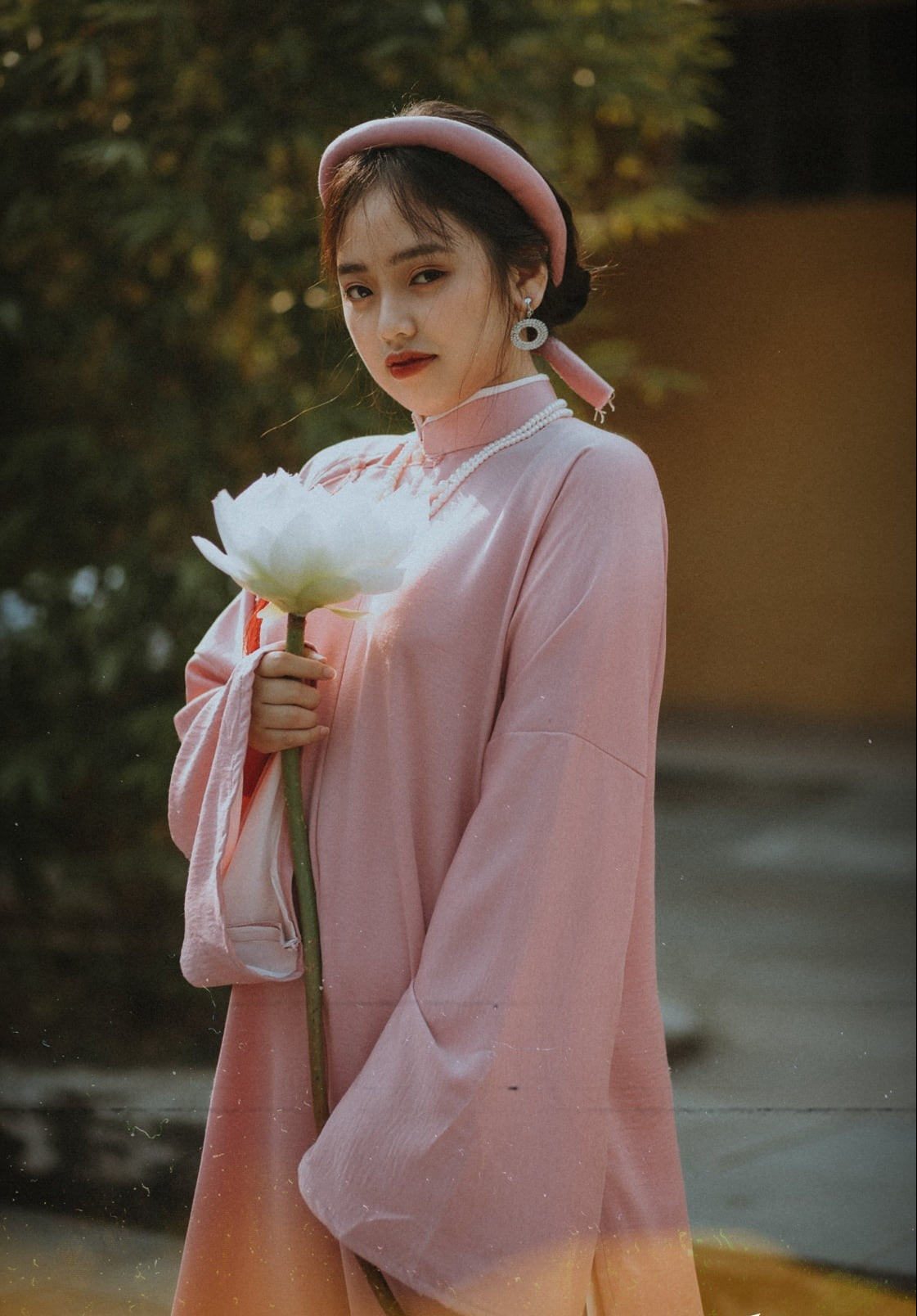 Ngoài ảnh, nhóm học sinh chuyên Văn còn đầu tư quay một clip cũng trong trang phục áo dài tấc. Hai sản phẩm được quay tại Hội An với tổng kinh phí khoảng 18 triệu đồng.