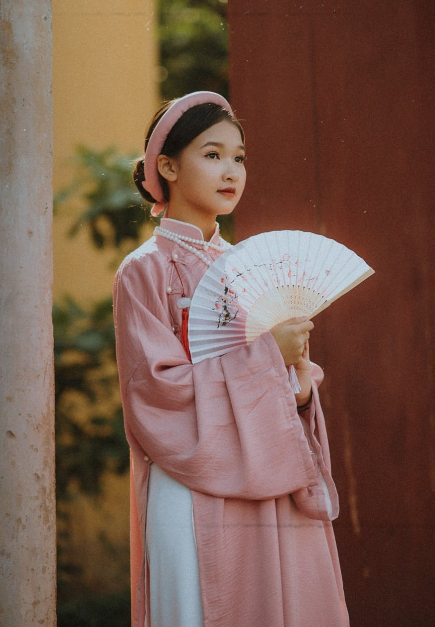 Lop chuyen Van chup ky yeu voi ao dai tac truyen thong-Hinh-3