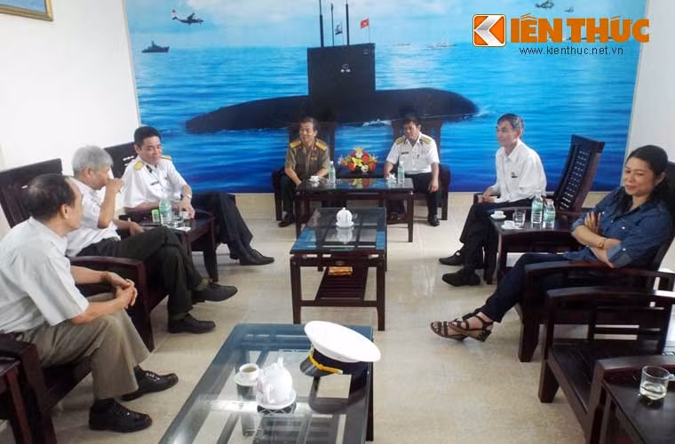 Ngày 6/12, nhân kỷ niệm 25 năm ngày thành lập Hội Cựu chiến binh Việt Nam (6-12/1989 – 6-12/2014), đại diện đảng bộ, chính quyền và trên 30 hội viên Hội Cựu chiến binh phường Phước Long, thành phố Nha Trang (Khánh Hoà), đã đến thăm vùng 4 Hải quân và cán bộ, thuỷ thủ Lữ đoàn tàu ngầm 189 tại quân cảng Cam Ranh.