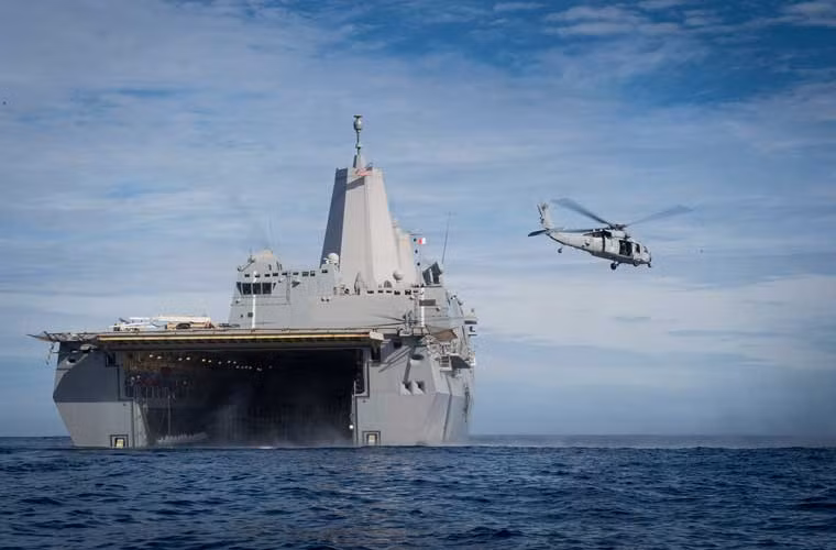 Góc chụp thể hiện sự “kỳ vĩ” của siêu tàu đổ bộ USS Anchorage (LPD 23) huấn luyện chiến đấu trên biển Thái Bình Dương, ngày 3/12.