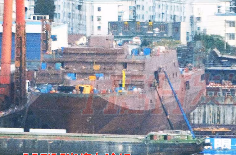 Dân mạng Trung Quốc tuần qua đăng tải hình ảnh cho thấy nhà máy đóng tàu nước này sắp hoàn thành siêu tàu đổ bộ Type 071 cỡ 21.000 tấn thứ 4.