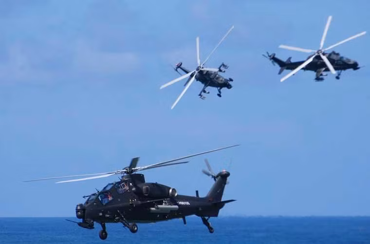 Trực thăng tấn công WZ-10 của Trung Quốc huấn luyện chiến đấu trên biển. Điều này cho thấy, Trung Quốc đã lộ rõ tham vọng sẽ triển khai WZ-10 tới các vùng biển đang xảy ra tranh chấp trong tương lai gần.