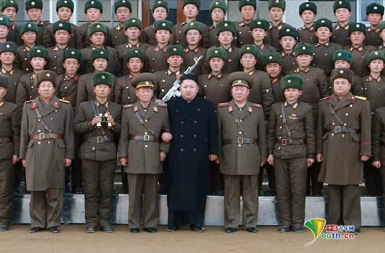 Nhà lãnh đạo Triều Tiên Kim Jong-un chụp ảnh chun với sĩ quan – binh sĩ tại một đơn vị quân đội, điều đặc biệt là một trong các binh sĩ đứng gần ông Kim Jong-un cầm khẩu AK màu trắng. Không rõ nó có tính năng gì đặc biệt hơn các khẩu khác hay nó tượng trưng cho một điều gì đó.
