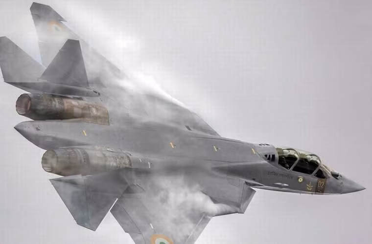 Tuần qua, truyền thông Ấn Độ lần độ tung những bức ảnh về hình dáng tiêm kích tàng hình FGFA do nước này hợp tác với Nga chế tạo. Và có những khả năng, FGFA đã bắt đầu được thử nghiệm trên không. FGFA được phát triển dựa trên Su T-50 của Nga nên không lạ gì khi nó giống hệt Su T-50.