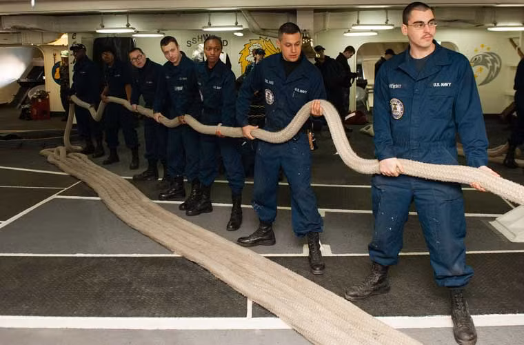 Cuộn dây thừng dài “khủng” đang được các thủy thủ tàu sân bay Nimitz (CVN 68) cầm trên tay giống như thân một con rắn khổng lồ. Con tàu này cùng nhóm chiến đấu của nó đang hoạt động trên biển Thái Bình Dương.