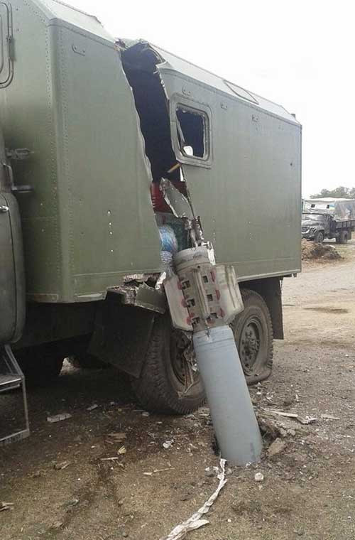 Một quả đạn pháo rơi trúng xe quân sự của phe ly khai miền đông Ukraine nhưng không phát nổ. Tuy nhiên, có thể thấy là nó cũng để lại một vách rách lớn trên thùng xe bằng kim loại.