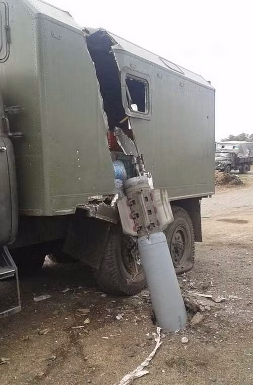 Một quả đạn pháo rơi trúng xe quân sự của phe ly khai miền đông Ukraine nhưng không phát nổ. Tuy nhiên, có thể thấy là nó cũng để lại một vách rách lớn trên thùng xe bằng kim loại.