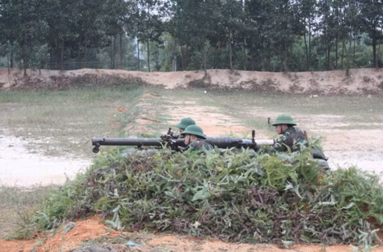 Các giảng viên Khoa Bắn súng của Đại học Chính trị thực hành bắn súng không giật DKZ 82.