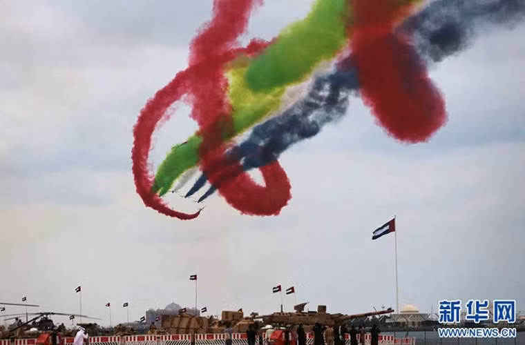 Màn bay trình diễn đa sắc màu của phi đội bay Không quân Các Tiểu Vương quốc Ả Rập Thống nhất (UAE) trong ngày lễ kỷ niệm 43 năm thành lập quân đội.