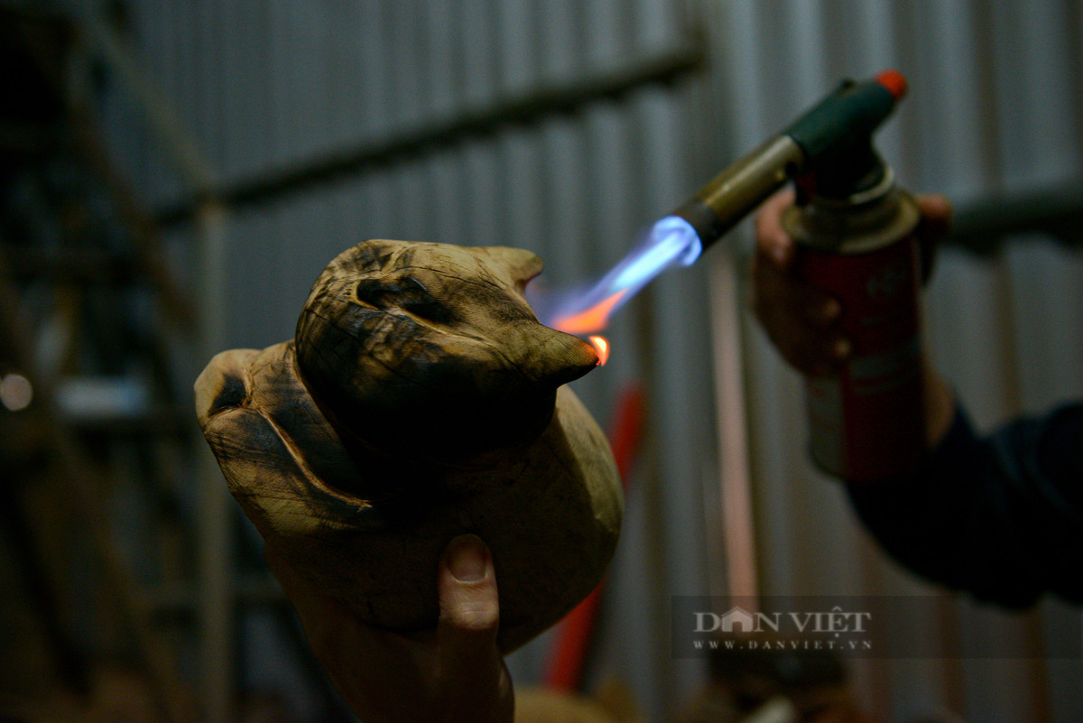 Nghệ nhân cho biết thêm, mỗi con hổ phải trải qua hàng chục công đoạn, từ lên ý tưởng, rồi đục, đẽo tạo dáng cho khối gỗ, sau đó phủ lên nhiều lớp sơn, phơi khô, đánh bóng, khảm trai, vẽ tạo tác... nên nhanh thì vài ngày, lâu thì cả tháng mới xong.