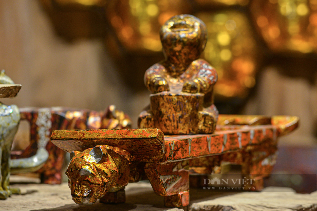 "Hổ mạnh mẽ uy nghi trợ giúp con người đánh giặc, với ý tưởng như vậy tôi tạo tác hình tượng người đánh trống thúc quân trên mình hổ", nghệ nhân Tấn Phát chia sẻ.