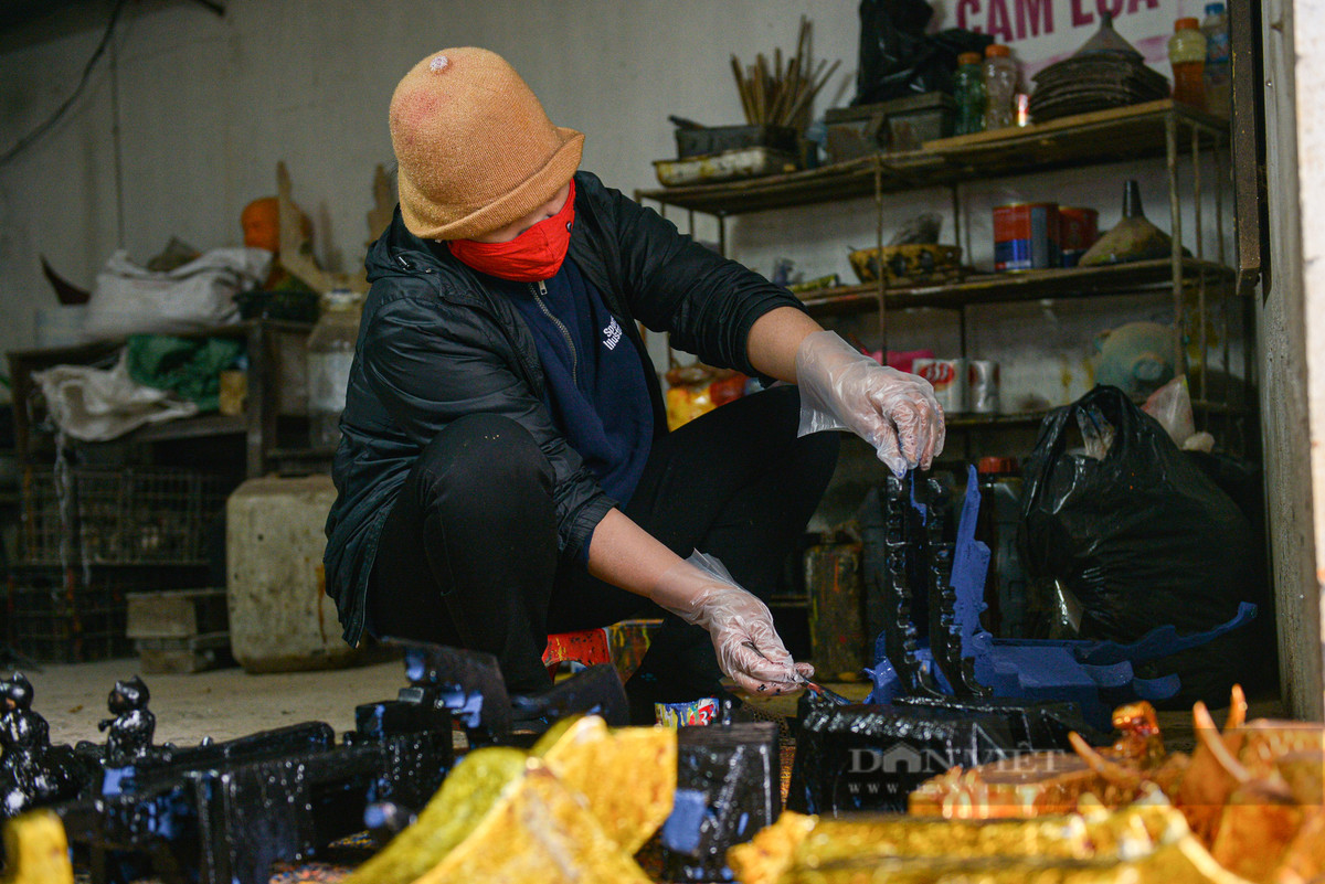 Mỗi chú hổ sẽ được "mặc" nhiều "lớp áo". Vì được làm thủ công hoàn toàn nên mỗi con sẽ là một phiên bản khác biệt với những đường nét, hoa văn, màu sắc, kích thước vả thần thái không giống nhau. Lớp sơn quét xong cần có thời gian phơi khô trước khi thêm lớp khác hoặc làm công đoạn tiếp theo.