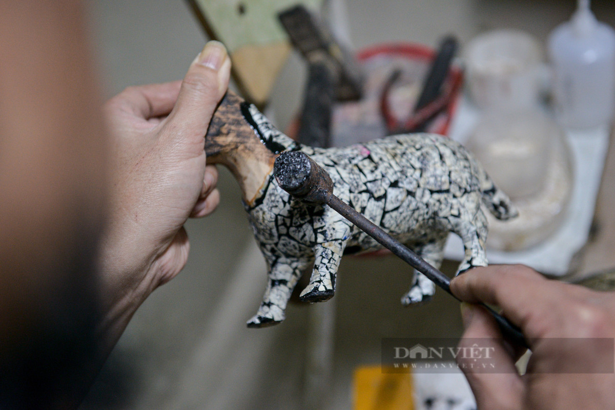 Sau khi được quét lớp sơn mài, các sản phẩm tiếp tục được khảm vỏ trứng trang trí hoặc khảm vỏ trai. Được biết lý do anh chọn 2 loại vật liệu trên để khảm là vì xem đó như một cách để kêu gọi mọi người bảo vệ môi trường.