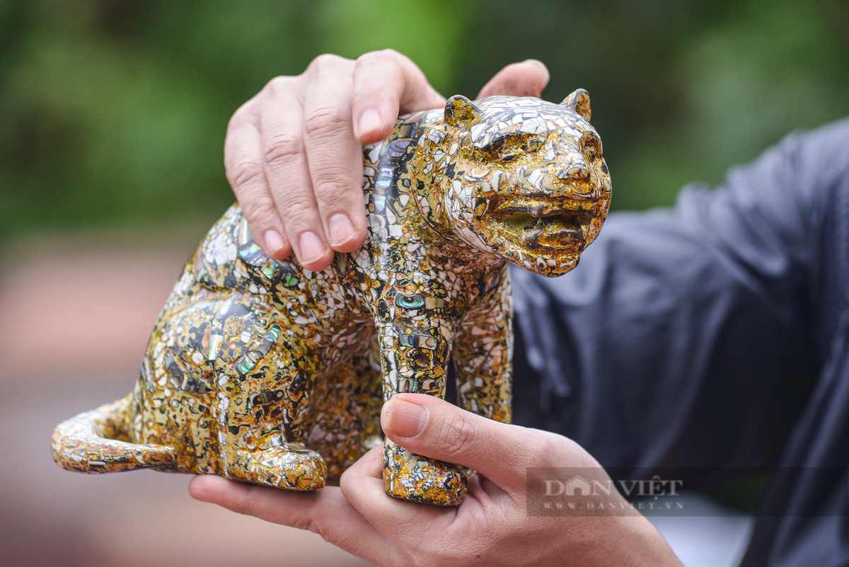 Họa sĩ đã sử dụng hình tượng hổ trong ca dao, trong các câu chuyện dân gian để đưa vào bộ sưu tập, tạo hình gần gũi, đáng yêu, được cách điệu, giàu giá trị sử dụng. Có khi hổ được thiết kế là chiếc hộp, khi là lọ hoa, bàn trà, chiếc ghế.