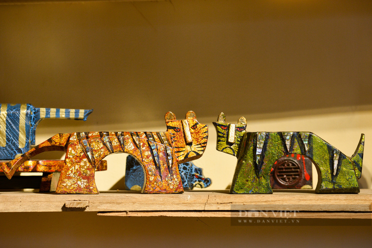 Là một họa sĩ thiên về mỹ thuật ứng dụng do được đào tạo tại Trường Đại học Mỹ thuật Công nghiệp Hà Nội, nên các mạch sáng tạo của anh suốt gần 20 năm đều mang tính ứng dụng rất cao. Những tạo tác hổ của anh lần này đều mang trên mình những công năng riêng.