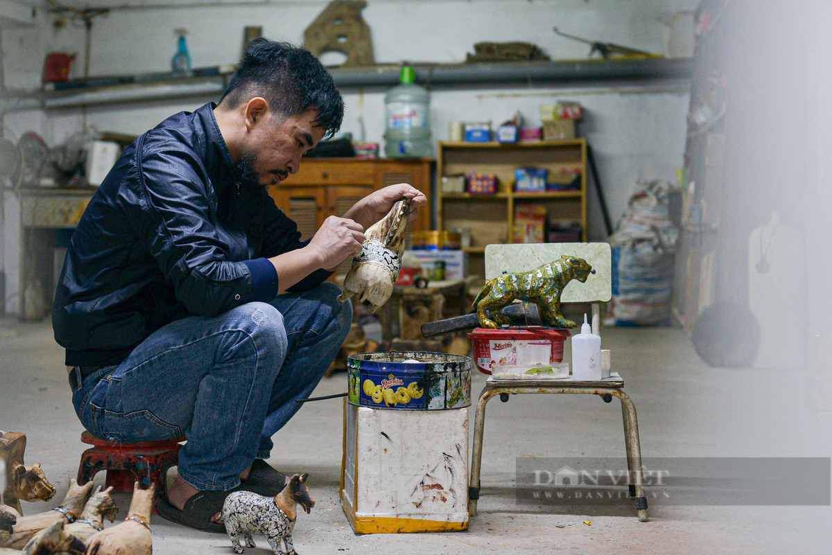 “Tôi sẽ biến những chú hổ trở nên thân thuộc hơn bằng cách tạo hình để chúng khoác lên mình những hình ảnh ngộ nghĩnh, đáng yêu hơn chứ không nhất thiết phải hung tợn, nhe nanh, giơ vuốt... Tôi tin rằng, bộ sưu tập sẽ mang đến cho mọi người ấn tượng mới, cảm giác mới về hổ và làm cho chúng trở nên gần gũi hơn”, nghệ nhân Tấn Phát tâm sự.