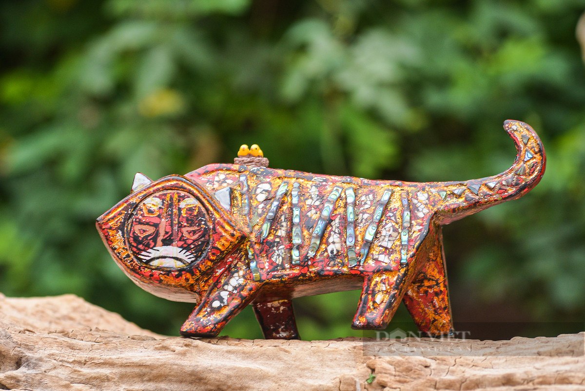 Tác phẩm Tổ chim trên lưng hổ, thể hiện sự bình anh, hổ mang phước lành, an cư.