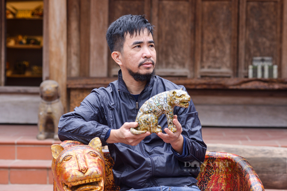 “Tôi đã chuẩn bị chào năm mới Nhâm Dần 2022 bằng bộ sưu tập 2.022 bức tượng hổ sơn mài độc bản trên gỗ mít. Đối với tôi, đây là một thử thách sáng tạo mới. Với số lượng tạo tác rất lớn, tôi quyết tâm làm xong trong dịp Tết Nguyên đán này. Nó sẽ là những tác phẩm độc bản bởi không con nào giống con nào”, nghệ nhân Tấn Phát cho hay.