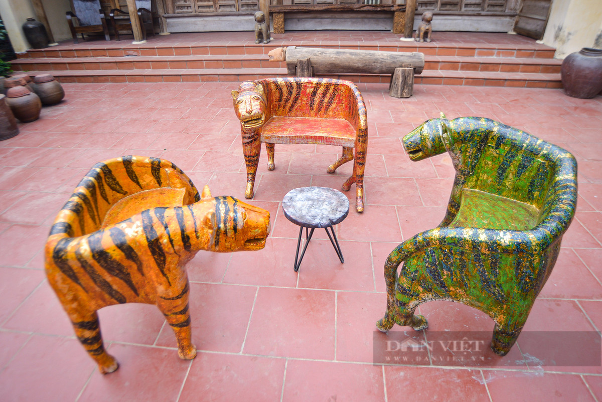 Bộ ghế ngũ hổ, theo tích Ngũ Hổ Trong tín ngưỡng dân gian của người Việt, bộ ghế ngũ hổ 5 màu đỏ vàng xanh đen trắng sơn mài... hiện tại đã hoàn thành 3 chiếc còn 2 chiếc đang dựng mộc.