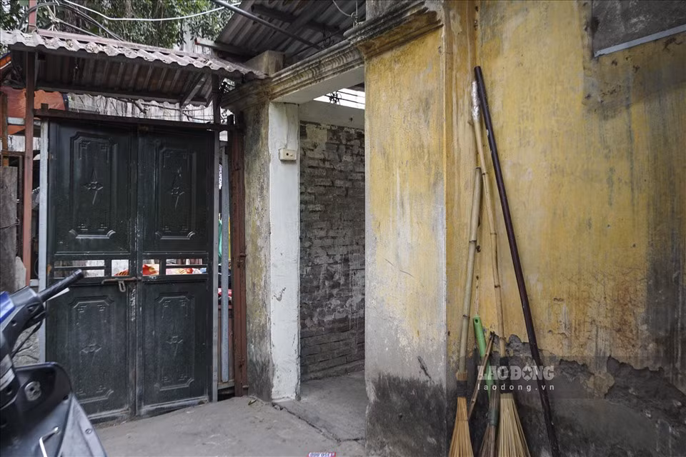 Nha tro 10m2 cua me con nu lao cong cung di gom rac moi ngay o Ha Noi