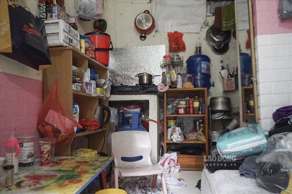 Chia sẻ với chúng tôi, chị Lan cho biết, vì hoàn cảnh còn khó khăn, nên mẹ con chị phải thuê trọ trong khu giá rẻ nằm sâu cuối ngõ. Việc này vừa tiết kiệm được chi phí sinh hoạt, vừa thuận lợi để chị đi làm, trông con. Hầu hết đồ đạc trong nhà đều được chị nhặt nhạnh từ những lần thu gom rác thải. Đồ dùng nào còn dùng tốt, chị đều giữ lại, bảo quản cẩn thận phòng khi cần.