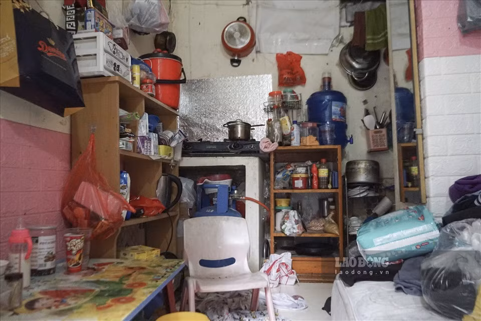 Chia sẻ với chúng tôi, chị Lan cho biết, vì hoàn cảnh còn khó khăn, nên mẹ con chị phải thuê trọ trong khu giá rẻ nằm sâu cuối ngõ. Việc này vừa tiết kiệm được chi phí sinh hoạt, vừa thuận lợi để chị đi làm, trông con. Hầu hết đồ đạc trong nhà đều được chị nhặt nhạnh từ những lần thu gom rác thải. Đồ dùng nào còn dùng tốt, chị đều giữ lại, bảo quản cẩn thận phòng khi cần.