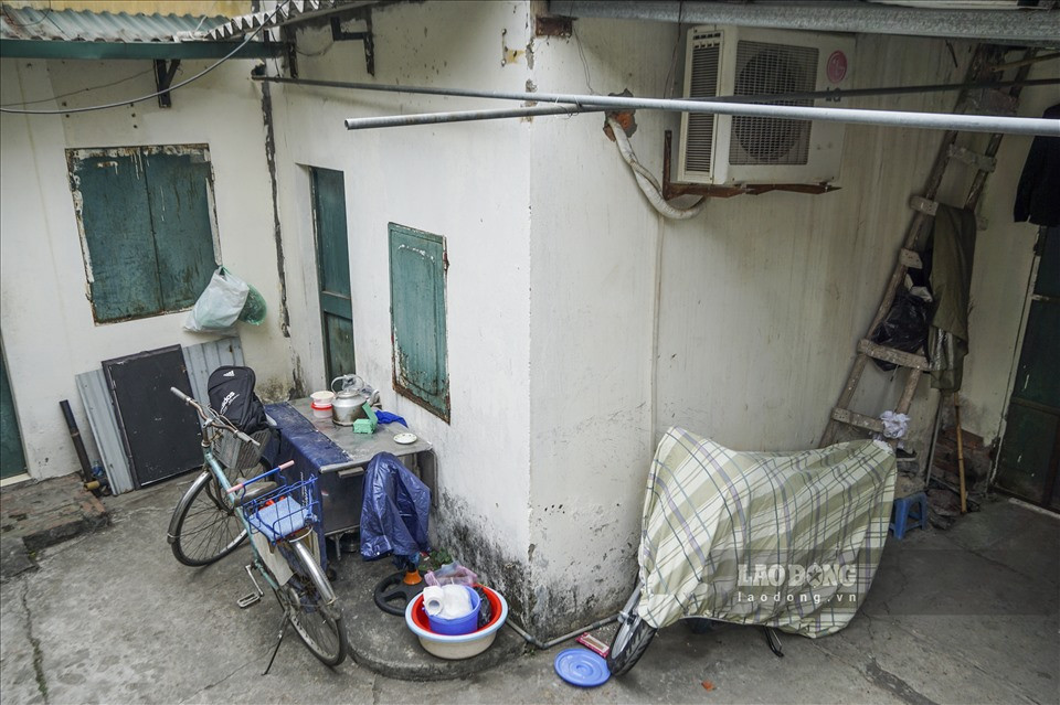 Căn nhà trọ chỉ rộng chừng 10m2 nằm hun hút trong con ngõ nhỏ, vắng bóng người qua lại thuộc khu vực Kim Mã (Ba Đình).