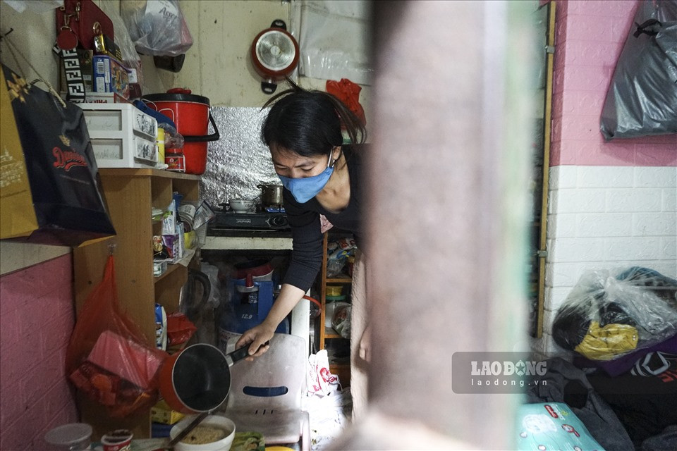 Thời điểm này cũng là lúc chị Lan đang nấu bữa trưa cho hai mẹ con để chuẩn bị cho ca làm việc kéo dài 11 tiếng đồng hồ.