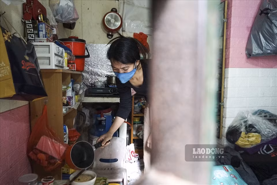 Thời điểm này cũng là lúc chị Lan đang nấu bữa trưa cho hai mẹ con để chuẩn bị cho ca làm việc kéo dài 11 tiếng đồng hồ.