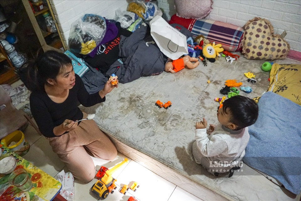 Chị Lan kể, chị ở đây đã được hơn một năm nay. Mỗi tháng, chị đóng 1,5 triệu đồng tiền thuê trọ (chưa tính điện, nước). Trong căn phòng cấp 4 được lợp mái tôn, tất cả đồ đạc, vật dụng sinh hoạt đều xếp chồng chất lên nhau để tiết kiệm diện tích. Chỉ có chiếc điều hòa là giá trị nhất nhưng lại thuộc sở hữu của chủ nhà trọ, còn chị Lan chẳng mấy khi dám dùng.