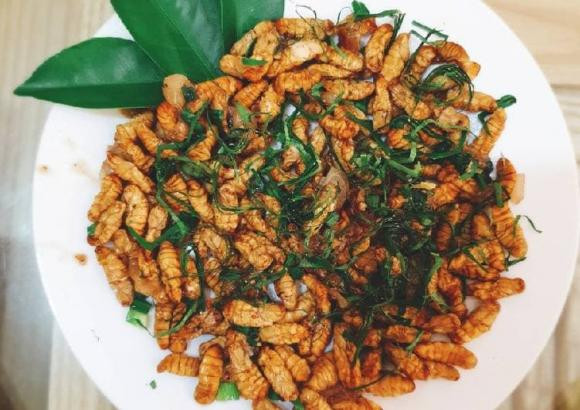 Di an quan, chong dut het com vao mieng vo vi tiec tien-Hinh-2