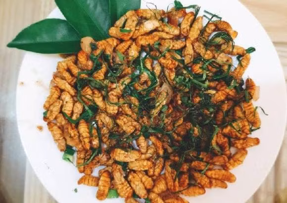 Di an quan, chong dut het com vao mieng vo vi tiec tien-Hinh-2