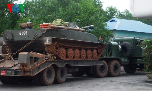 Chở tăng đi sửa tại các nhà máy.