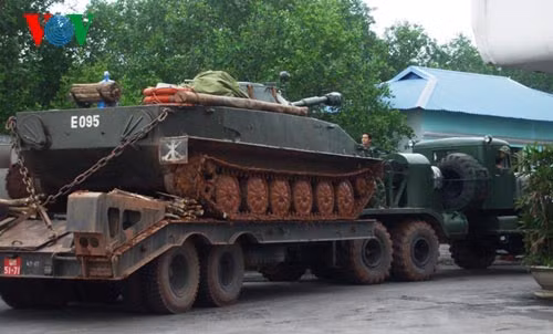 Chở tăng đi sửa tại các nhà máy.