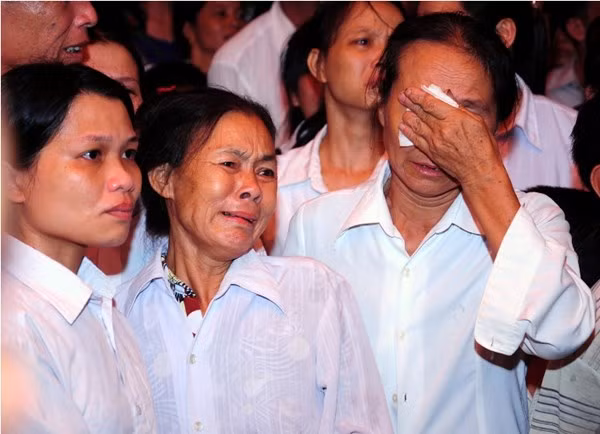 Những giọt nước mắt thương tiếc cho người chiến sĩ trẻ.