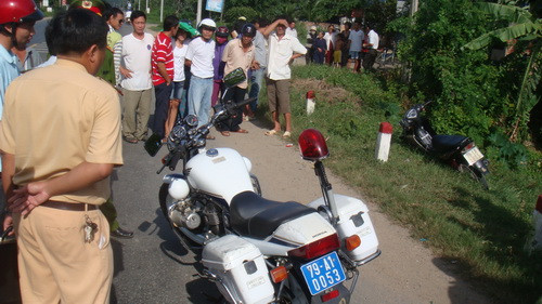 Tối 24/4/2010, tại quốc lộ 1A thuộc địa phận thôn Như Xuân, xã Vĩnh Phương, TP Nha Trang, thượng sĩ Vũ Văn Duy (CSGT huyện Diên khánh) và công an viên Nguyễn Trọng Hiếu (xã Diên Phú, huyện Diên Khánh) trong lúc làm nhiệm vụ thấy anh Huỳnh Tấn Nam (21 tuổi, bảo vệ tổng kho DFC) đi xe máy không đội mũ bảo hiểm đã rồ ga truy đuổi.