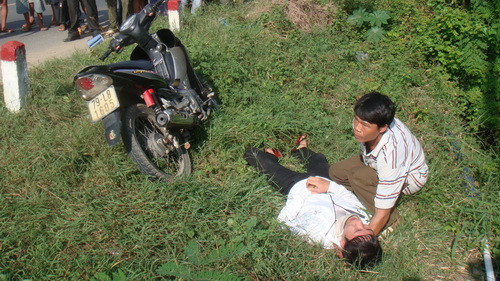 Khi 2 xe va vào nhau, viên CSGT ngồi sau cầm dùi cui vụt mạnh vào lưng anh Nam, khiến anh bị ngã trọng thương phải nhập viện. Kết quả giám định cho thấy anh Nam bị thương tật vĩnh viễn 77%.