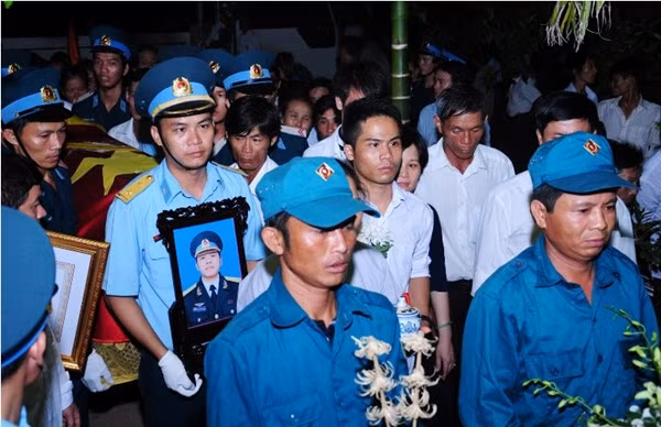 Thiếu úy Bình hy sinh khi chỉ còn vài tháng nữa là tốt nghiệp Trường Sĩ quan không quân Nha Trang.