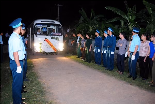 Đêm 11/7, linh cữu thiếu úy Nguyễn Đình Bình (23 tuổi, một liệt sỹ hy sinh trong vụ tai nạn máy bay Mi-171) được đưa về đến quê nhà xã Cẩm Thạch (huyện Cẩm Xuyên, Hà Tĩnh).