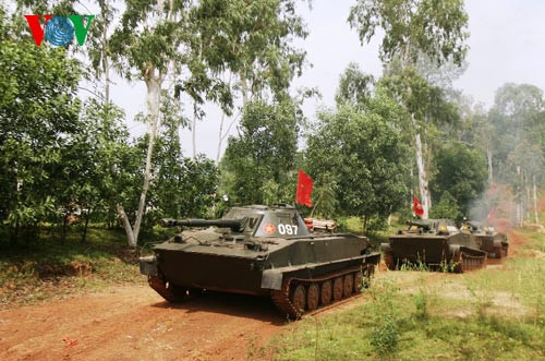 Đặc thù của Lữ đoàn Hải quân 147 là được biên chế gồm nhiều đơn vị khác nhau như: xe tăng – thiết giáp, pháo binh, công binh, tàu thuyền với nhiều chủng, loại vũ khí trang bị kỹ thuật khác nhau, đảm nhiệm nhiệm vụ trong môi trường phức tạp, thường xuyên phải cơ động liên tục, dài ngày trên nhiều địa hình nên cường độ lao động của cán bộ, chiến sĩ bỏ ra rất lớn. Trong ảnh là xe tăng cơ động ra bãi tập...