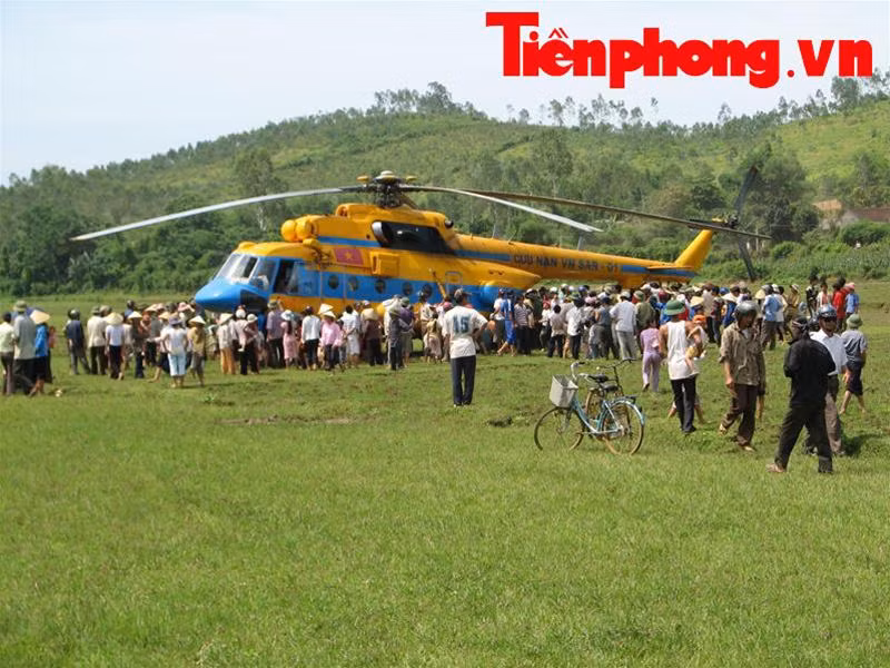 Sáng 9/6/2009, một chiếc máy bay quân sự Su-22 khi đang bay luyện tập thì bất ngờ lao xuống đồi Bãi Chiêng (Cẩm Thủy - Thanh Hóa). Tại hiện trường, máy bay rơi xuống nát vụn và bốc cháy dữ dội, phi công đã thiệt mạng sau khi cố gắng điều khiển cho chiếc máy bay đâm cách xa khu vực dân cư. Bộ trưởng Bộ Quốc phòng Phùng Quang Thanh cho biết chiếc máy bay trên đã quá hạn sử dụng nhiều năm. Trong ảnh là máy bay cứu hộ tại hiện trường.