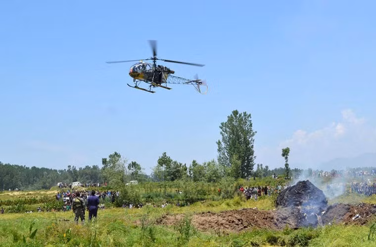 Chiếc trực thăng bị nạn là Mig 21, loại máy bay 1 chỗ, thuộc Trung đoàn 921 - Đoàn 71 (Quân chủng Phòng không - Không quân), bị rơi khi đang bay huấn luyện. Nguyên nhân ban đầu được xác định là do trục trặc kỹ thuật. Phi công đã kịp nhảy dù thoát ra an toàn. Ảnh minh họa.
