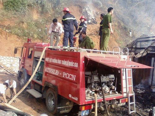 Theo nguồn tin từ công an Yên Bái, máy bay Mic 21 của một cơ quan quân sự, gặp nạn khi đang diễn tập do mất độ cao đột ngột. Máy bay rơi xuống gần một nhà kho làm cháy và sập ngôi nhà này. Ngoài 2 phi công tử nạn thì may mắn không có người dân nào thương vong.