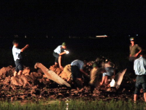 Trước cũng xảy ra một vụ trực thăng quân sự rơi ở khu vực ngoại thành Hà Nội, cụ thể là xã Thạch Đà, huyện Mê Linh.