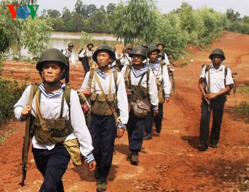 Lữ đoàn Hải quân 147 có nhiệm vụ chính trị trung tâm là huấn luyện, sẵn sàng chiến đấu cơ động bảo vệ chủ quyền biển, đảo của Tổ quốc. Trong ảnh là bộ đội hành quân rèn luyện sức bền.