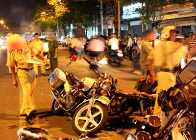 Hồi tháng 5/2013, trên đường Hùng Vương đoạn qua Nhà máy nước Đà Lạt (P.9, TP Đà Lạt) đã xảy ra một vụ CSGT tông phải người dân khi đuổi người vi phạm. Nguyên nhân do viên CSGT đã lấn sang phần đường ngược chiều để áp sát đối tượng vi phạm, nên đâm vào người dân đang lưu thông. Cú va chạm khiến 2 chiến sĩ cảnh sát giao thông bị thương, người bị tông là anh Lộc ngã văng ra ngoài bất tỉnh, phải nhập viện cấp cứu.