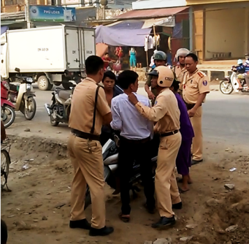 CSGT Tĩnh Gia xua đuổi người dân can ngăn vụ việc.