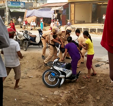 Lực lượng CSGT dùng sức khống chế người vi phạm.