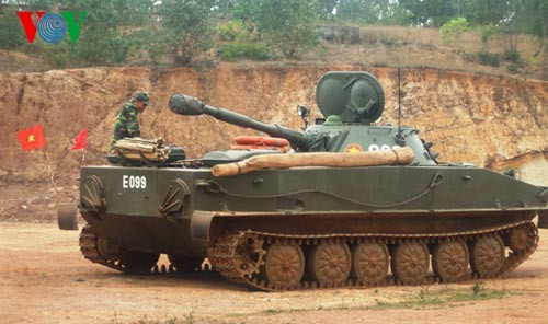 Cố định các vật chất hậu cần trên xe tăng chuẩn bị cho diễn tập.